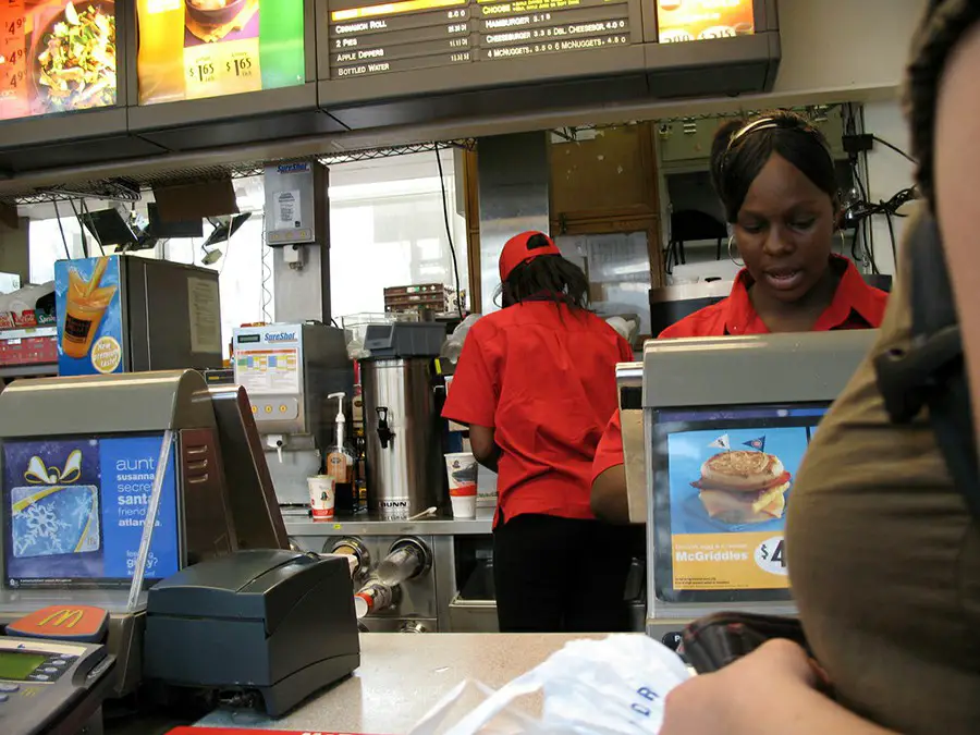 Does McDonald's Pay Weekly in 2024? (How Much?)