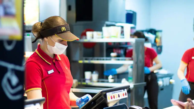 Do McDonald’s Pay Weekly In 2022? (First Pay Check + More)
