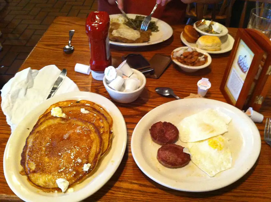 Does Cracker Barrel Serve Lunch All Day